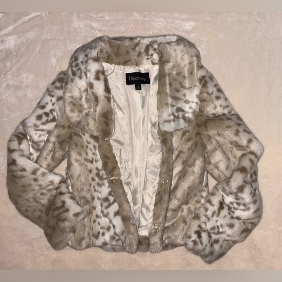 NWOT Relativity Snow Leopard Faux Fur Jacket - Picture 6 of 7